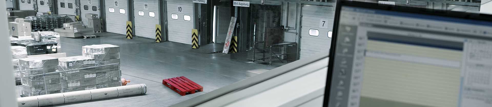 Umschlaghalle der Stückgutkooperation CargoLine mit roter Palette und Kalender für eine Zustellung mit Uhrzeitoption